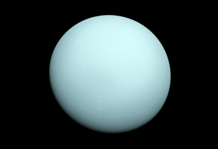 El eje de rotación de Urano está de costado, ¿será por el satélite?
